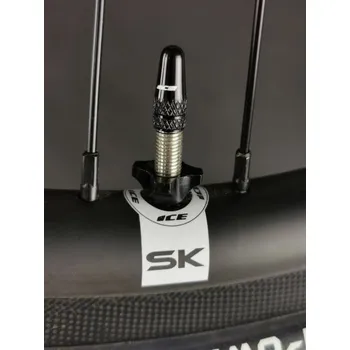 2x Čepička / matička černá