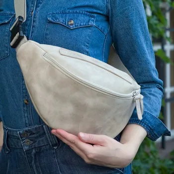 Kabelka Velká světle béžová dámská kožená ledvinka / crossbody kabelka Belveder NX19