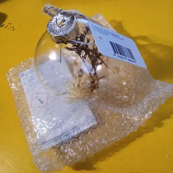 Vánoční dekorace VÁNOČNÍ KOULE SKLENĚNÁ SE SUŠENÝMI KVĚTINAMI PAMPASOVÁ TRÁVA PEŘÍČKA BOHO VÁNOČNÍ