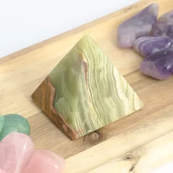 Pyramida ze zeleného onyxu 5 cm – klid, obnova a jemná ochrana - B