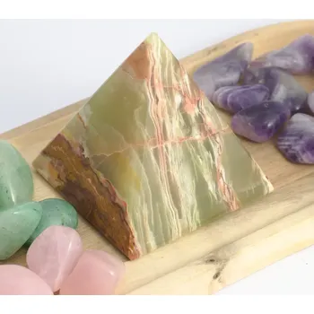 Pyramida ze zeleného onyxu 7,5 cm – klid, obnova a jemná ochrana - B