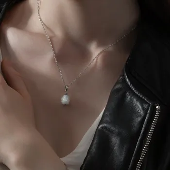 Náhrdelník Lampglas Náhrdelník Snow Nude s ryzím stříbrem v perle Lampglas materiál závěsu a řetízku+délka: rhodiované stříbro Ag 925/1000 - pevná délka 45cm