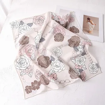 Šátek HEDVÁBNÝ SVĚT Malované květy růží 70x70 cm