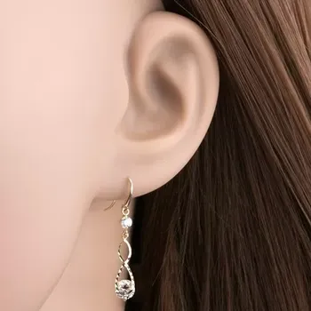 Náušnice Náušnice ve žlutém 14K zlatě - visící osmička s jemnými zářezy, čiré zirkony