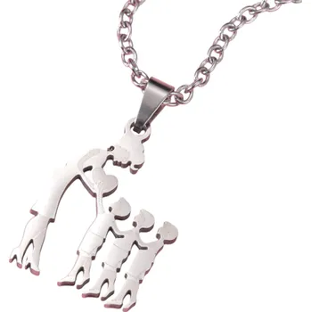 Náhrdelník Řetízek s přívěskem maminky se třemi syny Elegantní dárek z nerezové oceli Symbol mateřské lásky Šperk pro ženy a maminky stříbrná