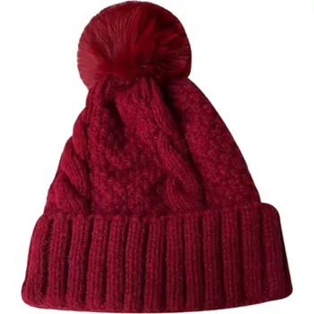 Čepice Dámská zimní pletená čepice Twist s kožešinovou bambulí Polyesterová teplá čepice 55–60 cm Jednobarevná lyžařská čepice s chlupatou bambulí vínová
