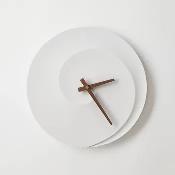 Hodiny ODLITO.CZ Betonové nástěnné hodiny Spirála 30 cm – bílá, hnědé ručičky