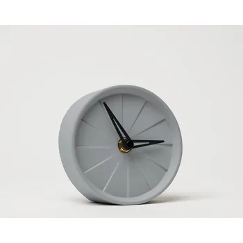 Hodiny ODLITO.CZ Stolní betonové hodiny Koláč 10,5 cm – šedá, černé ručičky