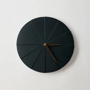 Hodiny ODLITO.CZ Betonové nástěnné hodiny Koláč 28,5 cm – černá, hnědé ručičky