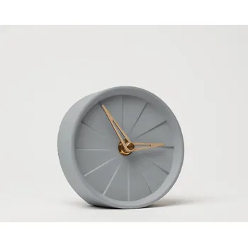 Hodiny ODLITO.CZ Stolní betonové hodiny Koláč 10,5 cm – šedá, světlé ručičky
