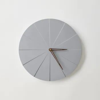 Hodiny ODLITO.CZ Betonové nástěnné hodiny Koláč 28,5 cm – šedá, hnědé ručičky