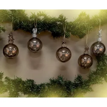 Vánoční ozdoba Hnědo-měděná skleněná vánoční koule se stromkem - Ø 8*14 cm