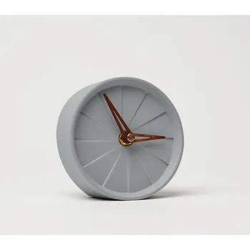 Hodiny ODLITO.CZ Stolní betonové hodiny Koláč 10,5 cm – šedá, hnědé ručičky