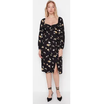 Dámské šaty Trendyol černé šaty s rozparkem Trendyol černá | krémová 1987137