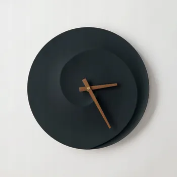 Hodiny ODLITO.CZ Betonové nástěnné hodiny Spirála 30 cm – černá, hnědé ručičky