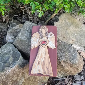 Keramický anděl na dřevěné podložce s červeným srdcem Motiv: 1