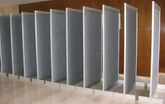 Instalace a deinstalace výstavních stojanů na postery