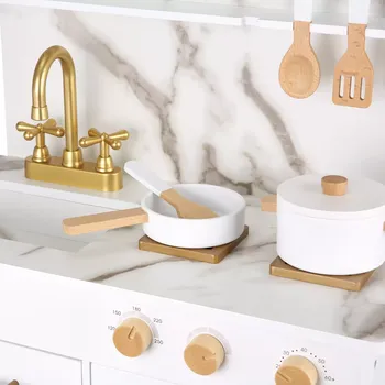 Dětská kuchyňka New Classic Toys kuchyňka bílá s mramorovým designem