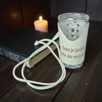 Sklenice Skleněný panák s koženým obalem – Toto je jeden dej do večera deset