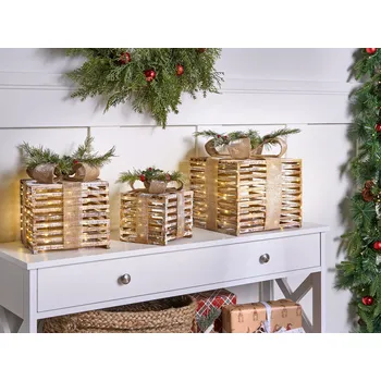 Vánoční dekorace Sada 3 vánočních ozdob hnědé smrkové dřevo s LED osvětlením vánoční dárky ručně vyrobené tradiční Beliani