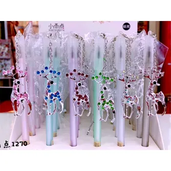 Grafitová tužka Propiska gel 15cm s přívěskem jelen (Kuličková tužka M&G 0,5 mm, modré v moderních barvách, klasický stiskací mechanismus, plastové tělo. Různé barvy, zboží bude dodáváno dle aktuálních skladových zásob.)