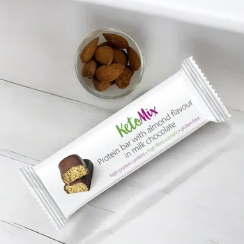 Keto dieta Proteinová tyčinka s příchutí mandlí v mléčné čokoládě