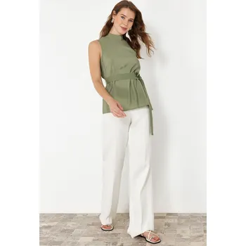 Plastikový model Trendyol Khaki Belted Crew Neck Sleeveless Woven Blouse Trendyol kaki 2822055