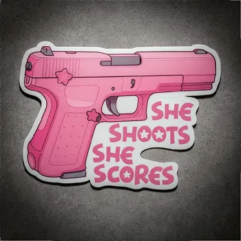 Samolepicí dekorace na vozidlo SUPERATOR Samolepka pro ženy, které střílí i skórují She Shoots She Scores – růžová pistole 17×13 cm střelkyně | skladem v ČR | rychlé odeslání | růžová samolepka pro střelkyni |