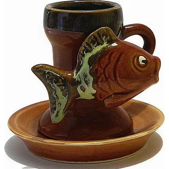 Vánoční svícen Keramikaportal-Svícen vánoční stolní s kaprem.Hnědý na jednu stolní svíčku.8x5cm.