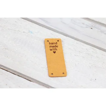 Dárková visačka Pro Háčkování Hand Made koženková cedulka - přes okraj - se srdíčkem 20x50 mm hořčicová