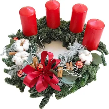 Věnec Adventní věnec se svíčkami u sebe červený