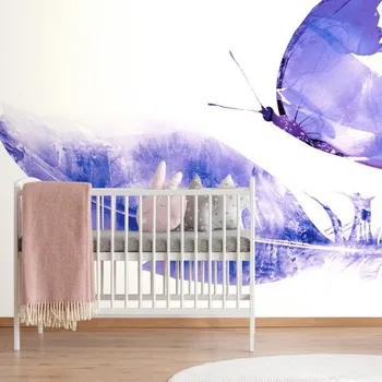 Tapeta Dovido Tapeta pírko s motýlem ve fialovém provedení