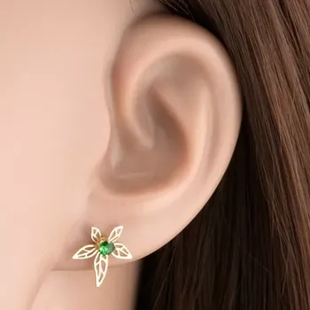 Náušnice Náušnice ze žlutého 14K zlata - květ zdobený zeleným zirkonem a výřezy