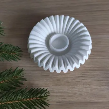 Svícen LUKA Vroubkovaný svícen na klasickou a čajovou svíčku Tvar: svícen na klasickou svíčku