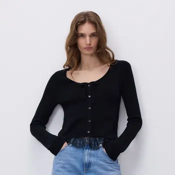 Dámský svetr Reserved - Svetr s ozdobnou krajkou - černý - 445GP-99X - 445GP-99X-S