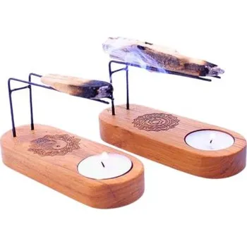 Teakový stojan s kovovou drážkou na vykuřovadla a místem pro čajovou svíčku. Ruční výroba, gravírované vzory (hamsa, mandala, jin-jang). Každý kus je originál.