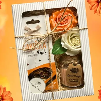 Dárková krabička ️ Dárkový balíček pro babičku – ovocný čaj, sojová svíčka a mýdlové květy 