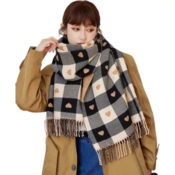 Šála Dámská šála Polyesterová šála s jednoduchým vzorováním kostek a srdcí a třapatými konci Hřejivý elegantní módní doplněk Stylová pohodlná šála pro každodenní nošení černá