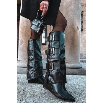 Dámské kozačky Boto Dámské kozačky na platformě s ohnutým horním lemem a mi přezkami Sarisse Barva: Černá, Velikost: 38