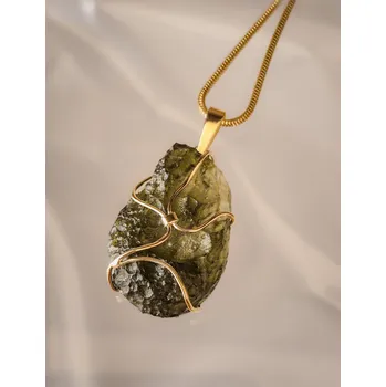 Přívěsek Vltavín Moldavite Zlatý přívěs s neopracovaným vltavínem P25 0113