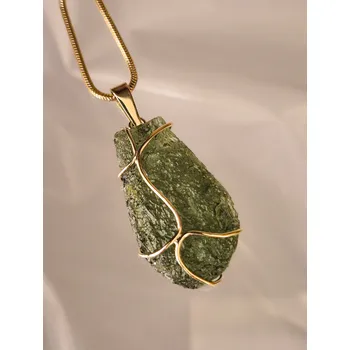 Přívěsek Vltavín Moldavite Zlatý přívěs s neopracovaným vltavínem P25 0114