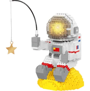 ostatní stavebnice Stavebnice astronaut 13 x 8,5 x 8,5 cm Sedící kosmonaut na žlutém měsíci s prutem a hvězdou Detailní mini bloky Dekorativní vesmírný model
