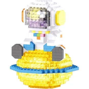 ostatní stavebnice Stavebnice astronaut 10,6 x 7,0 x 7,0 cm Sedící kosmonaut na zlaté planetě s modrým prstencem 433 dílků Detailní mini bloky Dekorace
