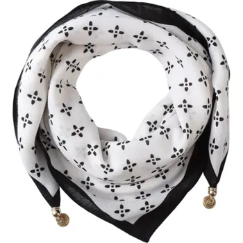 Šála Dámská šála bílo-černá s květinovým vzorem Lehký polyesterový doplněk Elegantní jednobarevná šála s jemným motivem květin pro stylové každodenní nošení