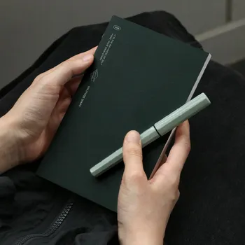 Diář Iconic diář pro plnící pera Solitude 2026, 02 zelený