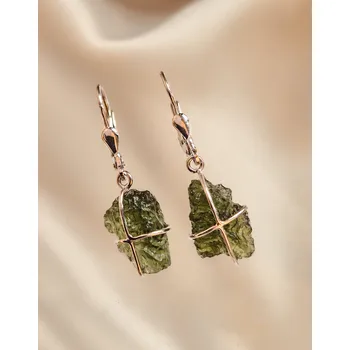 Náušnice Stříbrné visací náušnice s přírodními nebroušenými vltavíny P36 0016