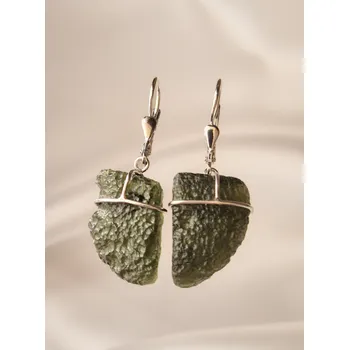 Náušnice Stříbrné visací náušnice s nebroušenými vltavíny P36 0013