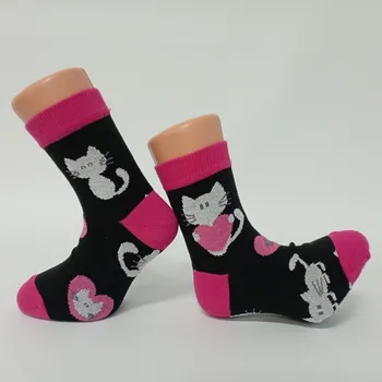 Dívčí oblečení české dětské ponožky TREPON MÍNA černé s růžovou s kočičkami velikosti ponožek: 16-18 ( EUR vel. 24-27)