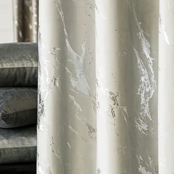 Pastelově šedá látka na závěsy, samet se stříbrným vzorem, šíře 300 cm - metráž