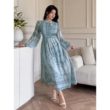 Dámské šaty DAZY MODRÉ MAXI ŠATY SE STOJÁČKEM VZOR (XL)